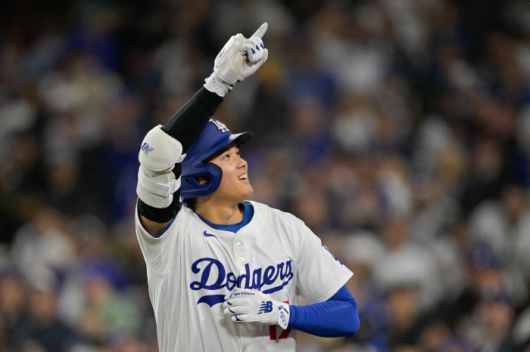 오타니가 3회말 좌중월 스리런홈런을 날린 뒤 베이스를 돌며 환호하는 팬들에게 답하고 있다. Imagn Images연합뉴스