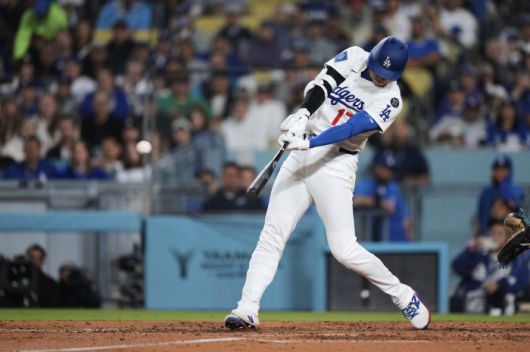 오타니 쇼헤이가 4회말 시즌 15호 투런홈런을 터뜨리고 있다. AP연합뉴스