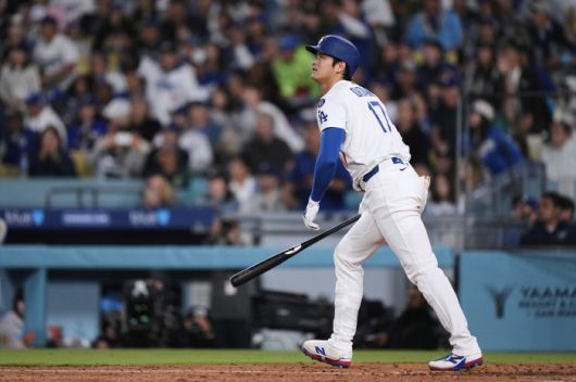 오타니가 4회말 중월 투런포를 날린 뒤 타구를 바라보고 있다. AP연합뉴스
