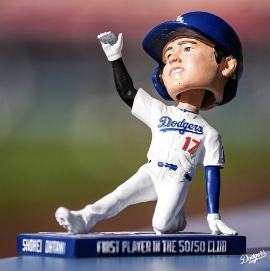 LA 다저스가 16일(한국시각) 입장 관중에게 나눠진 오타니 쇼헤이 버블헤드. 작년 50홈런-50도루를 달성을 기념한다는 내묭이 적혀 있다. 사진=LA 다저스 구단 공식 X 계정