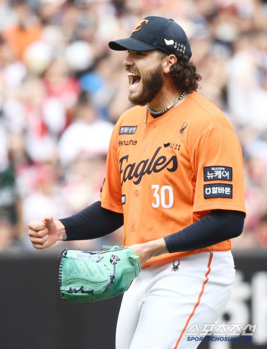 17일 대전 한화생명볼파크에서 열린 SSG-한화전. 4회초 1사 최정의 타구를 2루수 황영묵이 호수비로 잡아 아웃시키자 폰세가 환호하고 있다. 대전=정재근 기자 cjg@sportschosun.com/2025..5.17/