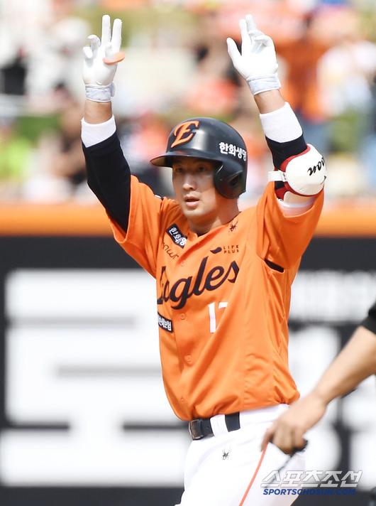 17일 대전 한화생명볼파크에서 열린 SSG-한화전. 4회말 1사 1루 최재훈이 1타점 2루타를 친 후 기뻐하고 있다. 대전=정재근 기자 cjg@sportschosun.com/2025..5.17/