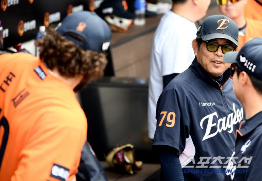 17일 대전 한화생명볼파크에서 열린 SSG-한화전. 7회까지 노히트 행진을 펼친 폰세가 8회에도 등판의사를 밝히자 양상문 코치가 웃고 있다. 대전=정재근 기자 cjg@sportschosun.com/2025..5.17/