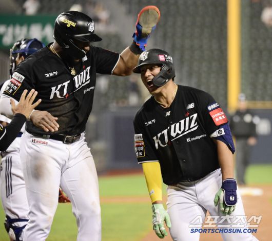 5월 1일 잠실구장에서 열린 KBO리그 두산과 KT의 경기. 9회초 KT 안현민이 두산 김택연을 상대로 동점 투런홈런을 날렸다. 잠실=송정헌 기자songs@sportschosun.com/2025.05.01/