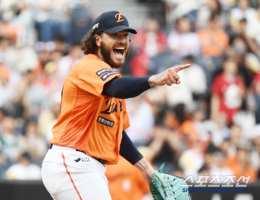 17일 대전 한화생명볼파크에서 열린 SSG-한화전. 8회에도 마운드에 오른 폰세가 1루심을 향해 맥브룸의 체크 스윙을 손짓하며 환호하고 있다. 대전=정재근 기자 cjg@sportschosun.com/2025..5.17/