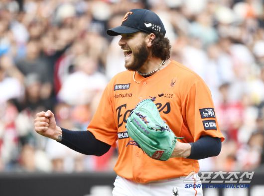 17일 대전 한화생명볼파크에서 열린 SSG-한화전. 4회초 1사 최정의 타구를 2루수 황영묵이 호수비로 잡아 아웃시키자 폰세가 환호하고 있다. 대전=정재근 기자 cjg@sportschosun.com/2025..5.17/