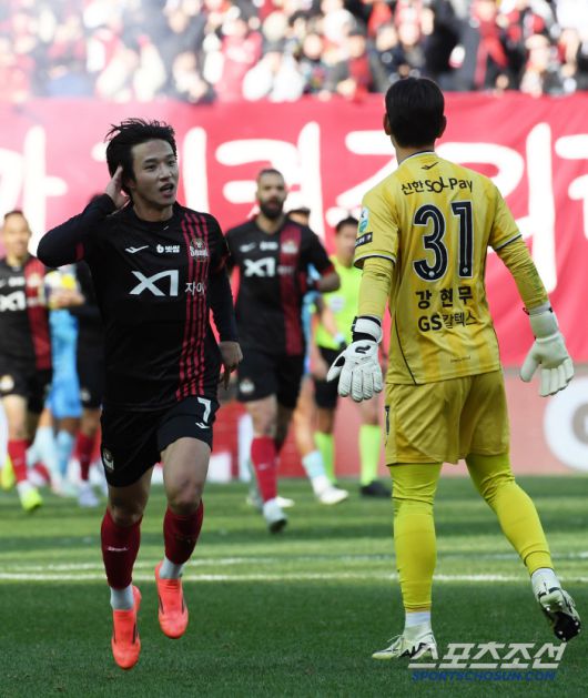 K리그1 FC서울과 대구FC의 경기가 29일 서울월드컵경기장에서 열렸다. 후반 서울 정승원이 동점골을 넣은 뒤 대구 서포터즈쪽을 향해 세리머니를 하고 있다. 상암=박재만 기자pjm@sportschosun.com/2025.03.29/