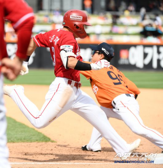 18일 대전 한화생명볼파크에서 열린 SSG-한화전. 4회초 무사 정준재가 투수앞 번트 안타로 출루하고 있다. 대전=정재근 기자 cjg@sportschosun.com/2025..5.18/