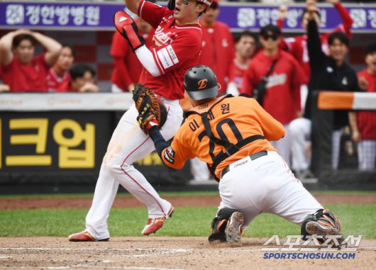 17일 대전 한화생명볼파크에서 열린 SSG-한화전. 9회초 무사 2루 박성한의 안타 때 우익수 이진영의 기막힌 홈송구로 최지훈이 아웃되고 있다. 대전=정재근 기자 cjg@sportschosun.com/2025..5.17/