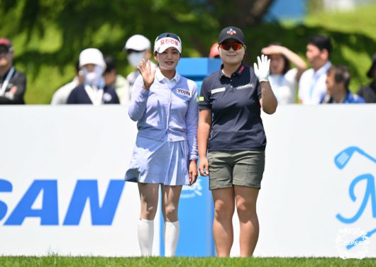 노승희 홍정민 제17회두산매치플레이 결승 3.4위전 1번홀 티샷 후 인사