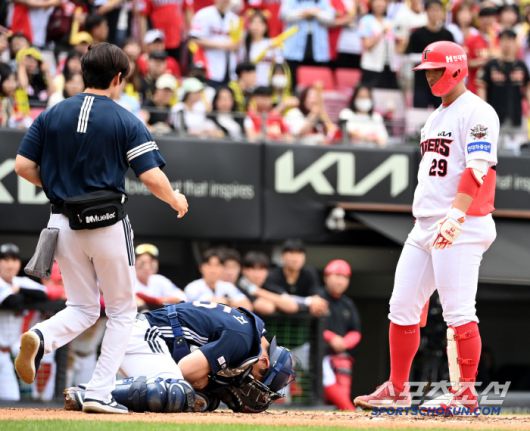 변우혁의 타구에 팔을 맞은 양의지, 참을 수 없는 고통에 그대로 몸을 숙이고