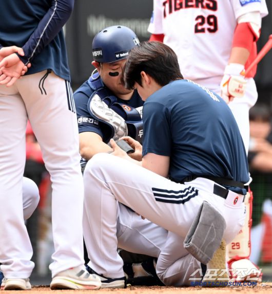 테이핑으로 응급처치를 하는 양의지