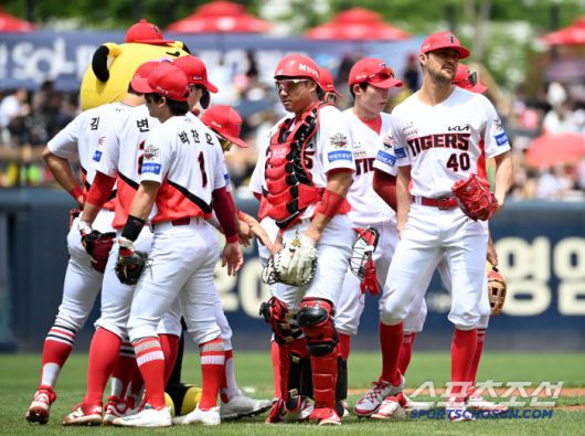 17일 광주KIA챔피언스필드에서 열린 두산과 KIA의 더블헤더 1차전 경기, 전날 경기에 이어 '농군패션'을 한  KIA 선수단이 경기에 나서고 있다. 광주=허상욱 기자wook@sportschosun.com/2025.05.17/