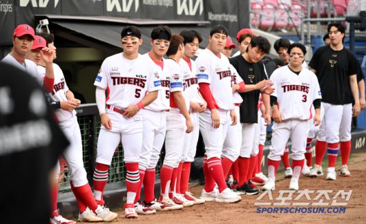 15일 광주KIA챔피언스필드에서 열린 롯데와 KIA의 경기, '농군패션'을 한 KIA 선수들이 경기에 나서고 있다. 광주=허상욱 기자wook@sportschosun.com/2025.05.15/