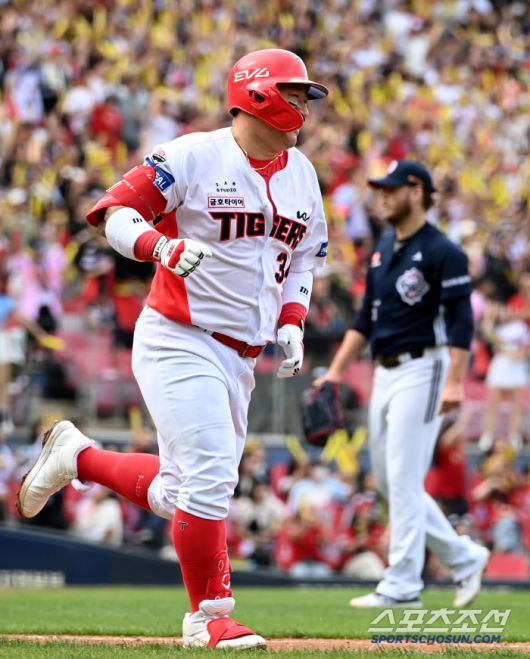 17일 광주KIA챔피언스필드에서 열린 두산과 KIA의 더블헤더 1차전 경기, 3회말 1사 1루 KIA 최형우가 2점홈런을 치고 1루로 달려나가고 있다. 광주=허상욱 기자wook@sportschosun.com/2025.05.17/