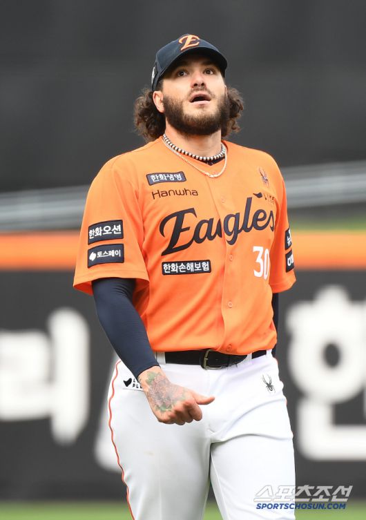 17일 대전 한화생명볼파크에서 열린 SSG-한화전. 8회에도 마운드에 오른 폰세가 17 탈삼진을 달성한 후 돌아가신 어머니 생각에 눈물을 흘리기 시작했다. 대전=정재근 기자 cjg@sportschosun.com/2025..5.17/