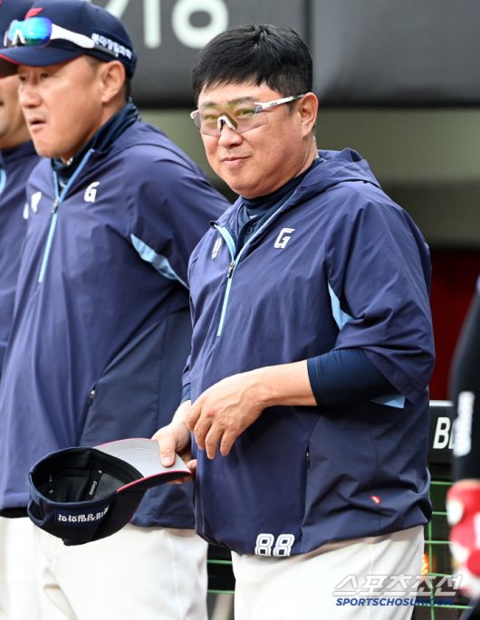 15일 광주KIA챔피언스필드에서 열린 롯데와 KIA의 경기, 경기를 준비하는 롯데 김태형 감독의 모습. 광주=허상욱 기자wook@sportschosun.com/2025.05.15/