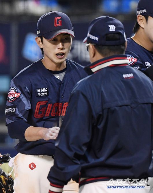 25일 서울 잠실구장에서 열린 롯데-두산전. 8대2로 승리한 롯데 김태형 감독이 전민재를 맞이하고 있다. 잠실=정재근 기자 cjg@sportschosun.com/2025.4.25/