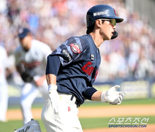 26일 잠실야구장에서 열린 롯데와 두산의 경기, 7회초 2사 2루 롯데 전민재가 1타점 적시타를 치고 질주하고 있다. 잠실=허상욱 기자wook@sportschosun.com/2025.04.26/