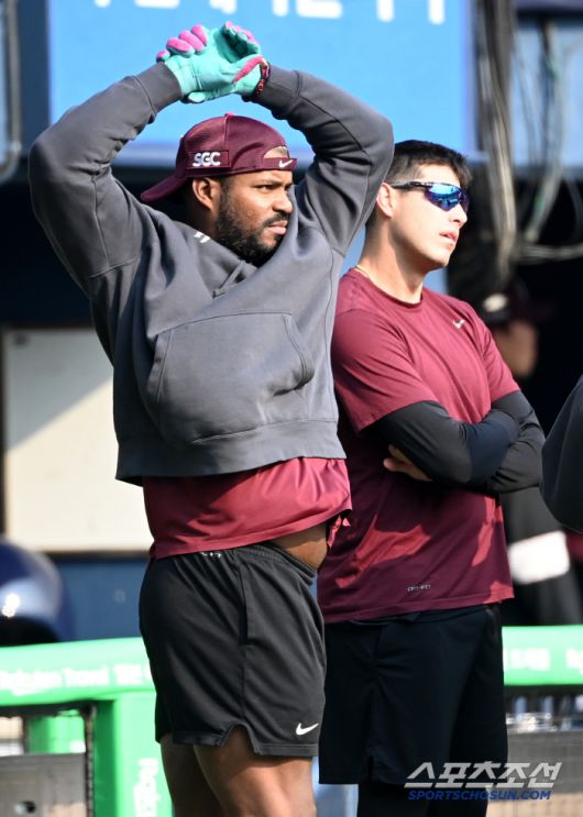 3일 잠실야구장에서 열린 키움과 두산의 경기, 키움 푸이그와 카디네스가 훈련에 나서고 있다. 잠실=허상욱 기자 wook@sportschosun.com/2025.04.03/