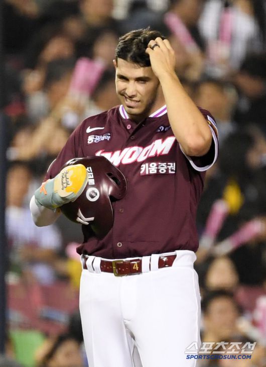 15일 잠실구장에서 열린 LG 트윈스와 키움 히어로즈의 경기. 7회초 키움 카디네스가 LG 임찬규 초구 커브에 맞은 뒤 통증을 호소하고 있다. 잠실=박재만 기자 pjm@sportschosun.com/2025.05.15/