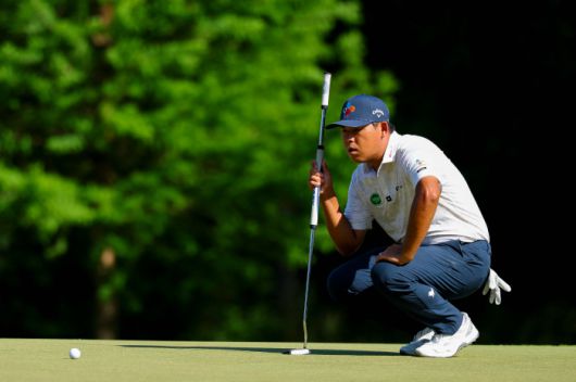 CHARLOTTE, NORTH CAROLINA - MAY 18: Si Woo Kim of South Korea lines up a putt on the 12th green during the final round of the PGA Championship at Quail Hollow Country Club on May 18, 2025 in Charlotte, North Carolina.   Kevin C. Cox/Getty Images/AFP (Photo by Kevin C. Cox / GETTY IMAGES NORTH AMERICA / Getty Images via AFP)        <저작권자(c) 연합뉴스, 무단 전재-재배포, AI 학습 및 활용 금지>