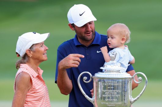 CHARLOTTE, NORTH CAROLINA - MAY 18: Scottie Scheffler of the United States celebrates with the Wanamaker Trophy, son, Bennett Scheffler and mom, Diane Scheffler after winning the 2025 PGA Championship at Quail Hollow Country Club on May 18, 2025 in Charlotte, North Carolina.   Kevin C. Cox/Getty Images/AFP (Photo by Kevin C. Cox / GETTY IMAGES NORTH AMERICA / Getty Images via AFP)        <저작권자(c) 연합뉴스, 무단 전재-재배포, AI 학습 및 활용 금지>