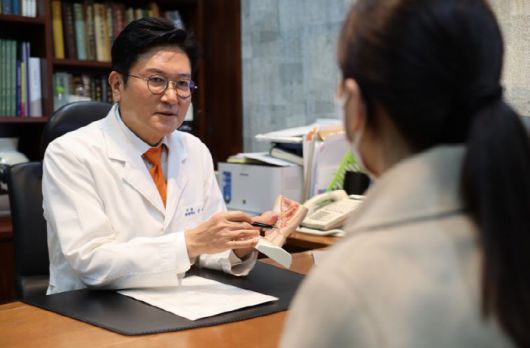 일중한의원 손기정 원장이 방광염 여성 환자를 상담하고 있다.