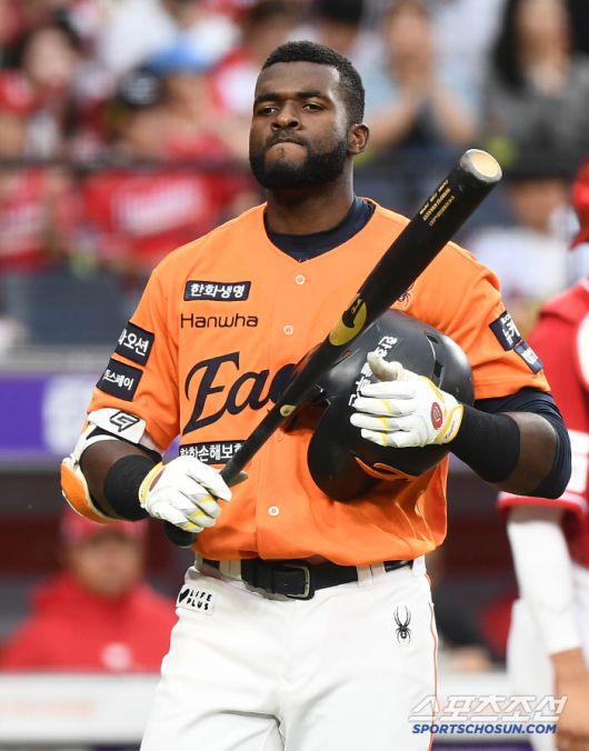 17일 대전 한화생명볼파크에서 열린 SSG-한화의 더블헤더 2차전. 3회말 1사 플로리얼이 삼진을 당한 후 아쉬워하고 있다. 대전=정재근 기자 cjg@sportschosun.com/2025..5.17/