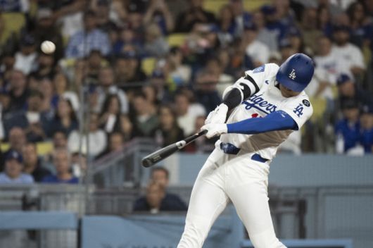 LA 다저스 오타니 쇼헤이가 20일(한국시각) 애리조나 다이아몬드백스전에서 6회말 좌월 솔로홈런을 터뜨리고 있다. AP연합뉴스