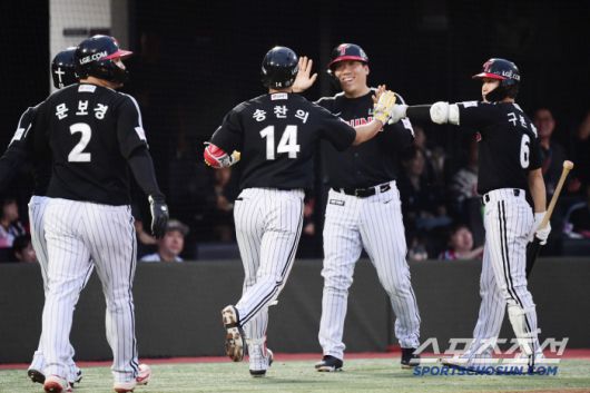 20일 부산 사직야구장에서 열린 KBO리그 롯데와 LG의 경기. 2회 만루홈런을 날린 LG 송찬의. 부산=송정헌 기자songs@sportschosun.com/2025.05.20/