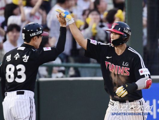 20일 부산 사직야구장에서 열린 KBO리그 롯데와 LG의 경기. 2회 만루홈런을 날린 LG 송찬의. 부산=송정헌 기자songs@sportschosun.com/2025.05.20/