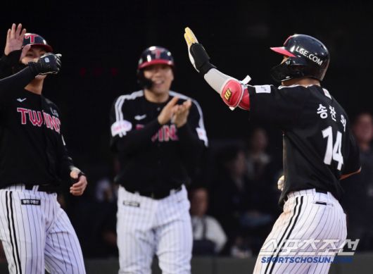 20일 부산 사직야구장에서 열린 KBO리그 롯데와 LG의 경기. 2회 만루홈런을 날린 LG 송찬의. 부산=송정헌 기자songs@sportschosun.com/2025.05.20/