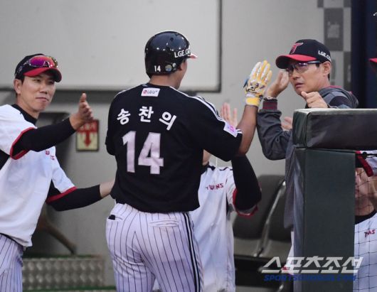 20일 부산 사직야구장에서 열린 KBO리그 롯데와 LG의 경기. 2회 만루홈런을 날린 LG 송찬의. 부산=송정헌 기자songs@sportschosun.com/2025.05.20/