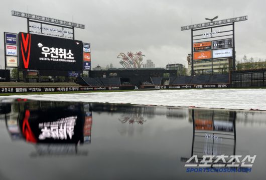 1일 대전한화생명볼파크에서 열릴 예정이던 LG와 한화의 경기가 우천으로 취소됐다. 전광판에 우천 취소에 대한 안내가 나타나고 있다. 대전=허상욱 기자wook@sportschosun.com/2025.05.01/