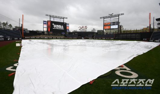 1일 대전한화생명볼파크에서 열릴 예정이던 LG와 한화의 경기가 우천으로 취소됐다. 전광판에 우천 취소에 대한 안내가 나타나고 있다. 대전=허상욱 기자wook@sportschosun.com/2025.05.01/