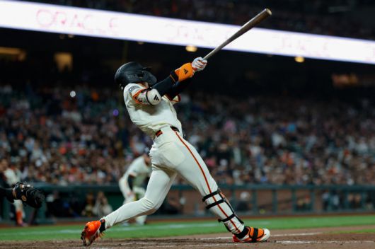 샌프란시스코 자이언츠 이정후가 20일(한국시각) 오라클파크에서 열린 캔자스시티 로열스와의 홈게임에서 0-2로 뒤진 8회말 2사 1,2루 찬스에서 우익선상 적시 2루타를 터뜨리고 있다. Imagn Images연합뉴스