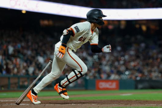 8회말 적시 2루타를 터뜨린 뒤 1루로 달려나가고 있는 이정후. Imagn Images연합뉴스