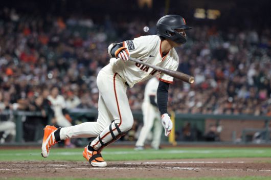 이정후가 0-2로 뒤진 8회말 2사 1,2루에서 우측으로 2루타를 터뜨리고 있다. AFP연합뉴스