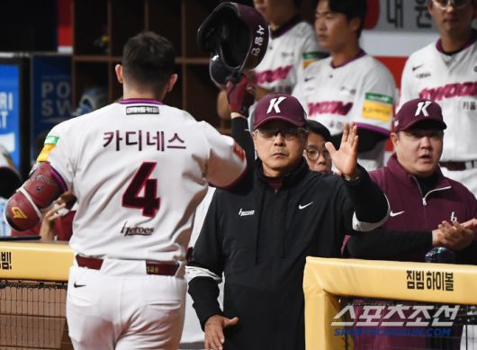 29일 서울 고척스카이돔에서 열린 롯데-키움전. 1회말 2사 후 카디네스가 솔로포를 친 후 홍원기 감독의 환영을 받고 있다. 고척=정재근 기자 cjg@sportschosun.com/2025.4.29/