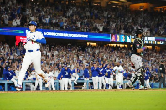 오타니 쇼헤이가 연장 10회말 맥스 먼시의 중견수 희생플라이 때 3루에서 홈으로 뛰어들고 있다. Imagn Images연합뉴스