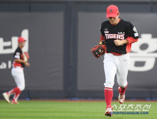 21일 수원 KT위즈파크에서 열린 KIA-KT전. 1회말 1사 1, 3루 장성우의 평범한 플라이를 놓친 우익수 최원준이 교체되고 있다. 수원=정재근 기자 cjg@sportschosun.com/2025.5.21/