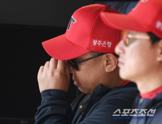 11일 인천 SSG랜더스필드에서 열린 KIA-SSG전. 이범호 감독이 경기를 지켜보며 답답해하고 있다. 인천=정재근 기자 cjg@sportschosun.com/2025.5.11/