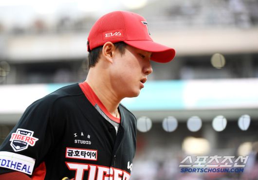 21일 수원 KT위즈파크에서 열린 KIA-KT전. 1회말 1사 1, 3루 장성우의 평범한 플라이를 놓친 우익수 최원준이 교체되고 있다. 수원=정재근 기자 cjg@sportschosun.com/2025.5.21/