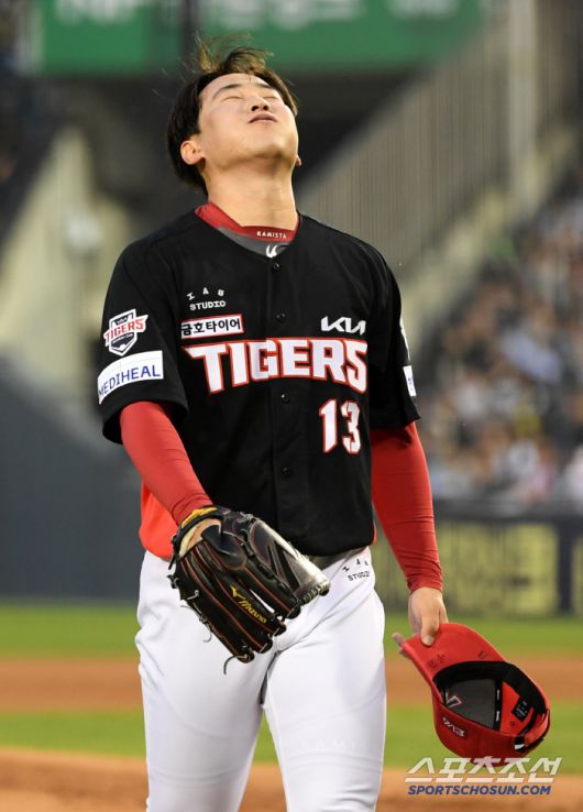 18일 잠실구장에서 열린 두산 베어스와 KIA 타이거즈의 경기. KIA 윤영철이 숨을 고르고 있다. 잠실=박재만 기자 pjm@sportschosun.com/2025.04.18/