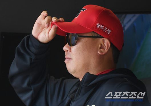 11일 인천 SSG랜더스필드에서 열린 KIA-SSG전. 이범호 감독이 경기를 지켜보고 있다. 인천=정재근 기자 cjg@sportschosun.com/2025.5.11/