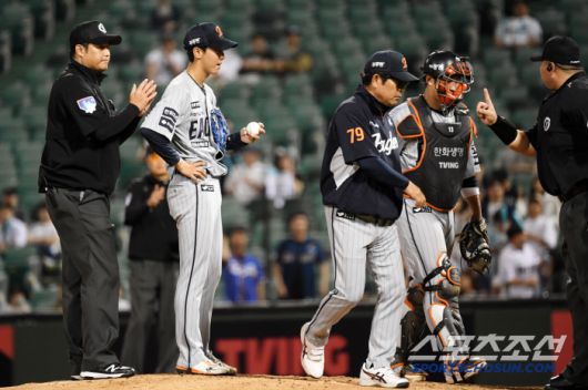 4회 1사 3루 한화 선발 황준서는 여기까지였다. 울산=박재만 기자pjm@sportschosun.com