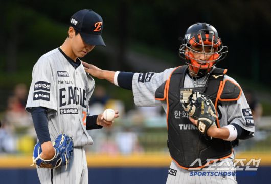 1회 볼넷 2개와 포수 송구 실책에 실점을 허용했지만 선발 황준서는 침착하게 이닝을 정리했다.