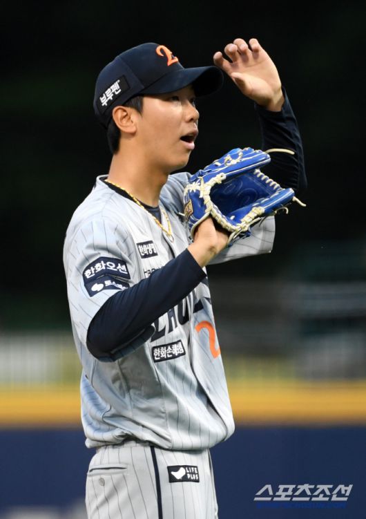 1회 볼넷을 연이어 내준 뒤 당황한 황준서.