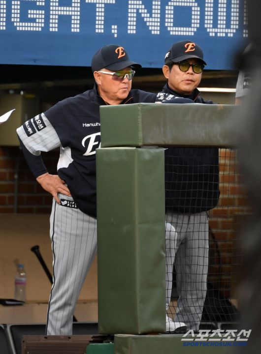 2군에 내려간 엄상백 대체 선발 투수로 황준서를 낙점했던 김경문 감독.
